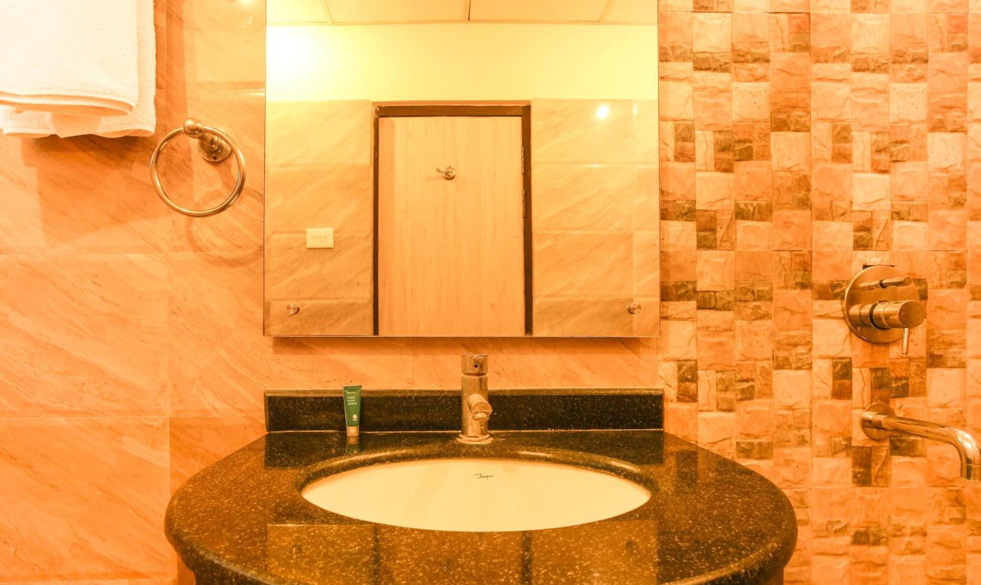 Hotel Janki International Sigra 2 Km From Kashi Vishwanath Temple Варанаси Экстерьер фото