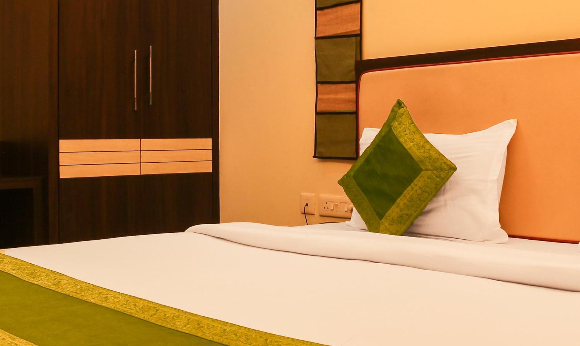 Hotel Janki International Sigra 2 Km From Kashi Vishwanath Temple Варанаси Экстерьер фото