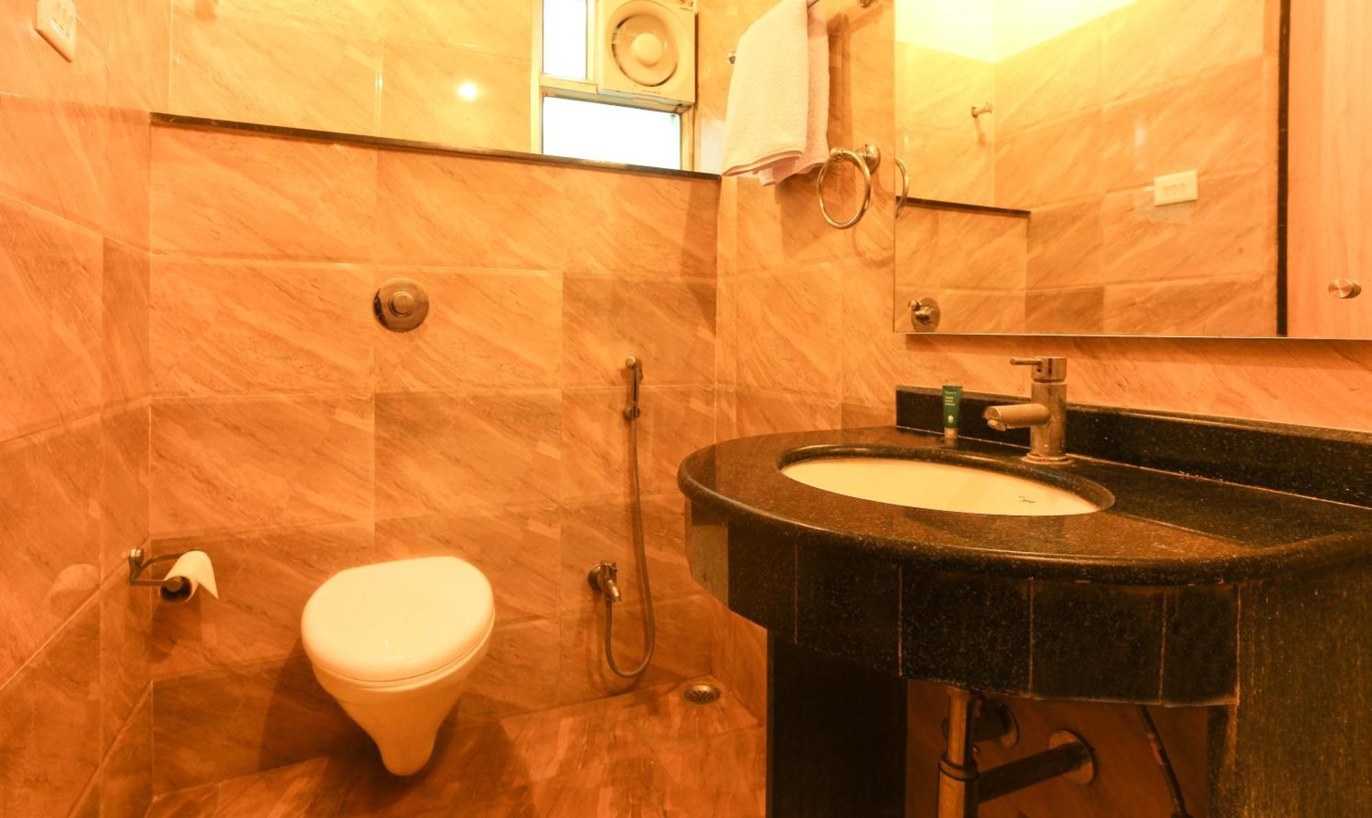 Hotel Janki International Sigra 2 Km From Kashi Vishwanath Temple Варанаси Экстерьер фото