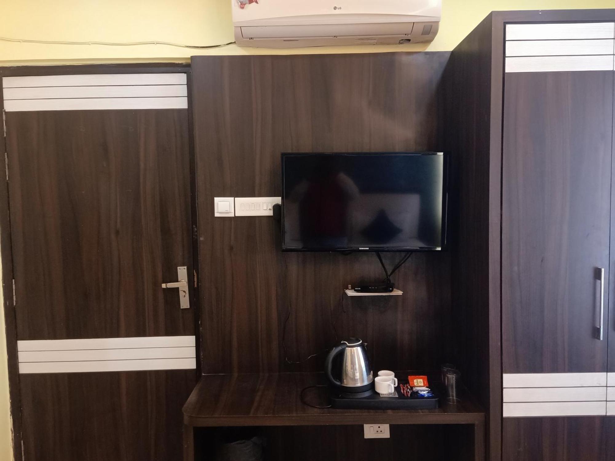 Hotel Janki International Sigra 2 Km From Kashi Vishwanath Temple Варанаси Экстерьер фото